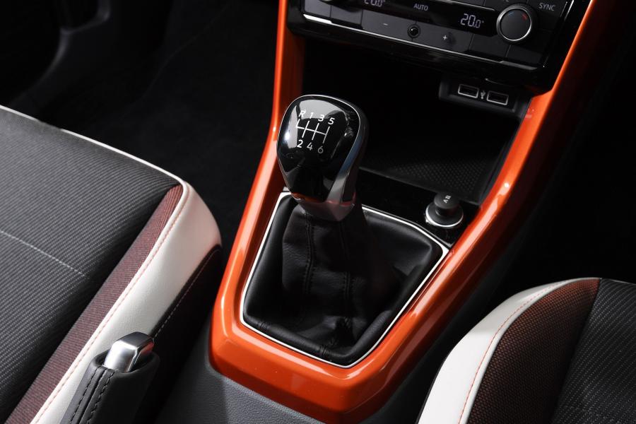 Детали интерьера Volkswagen T-Cross SE 2019 года  (UK) (фото 27 из 34)